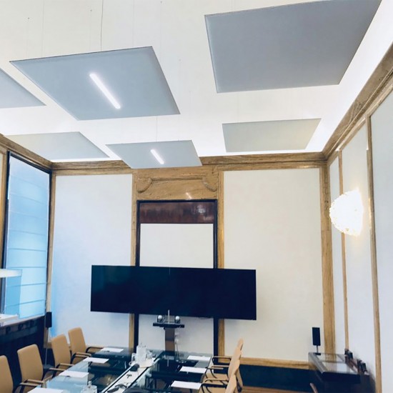 Snowsound Oversize Ceiling vergaderzaal voorzien van akoestische plafondpanelen met en zonder led-verlichting