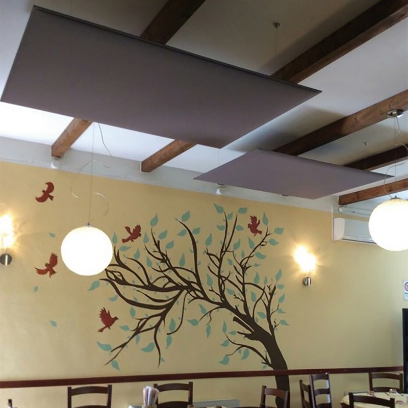 Snowsound Oversize Ceiling meerdere rechthoekige taupe-kleurige akoestische plafondpanelen in een restaurant