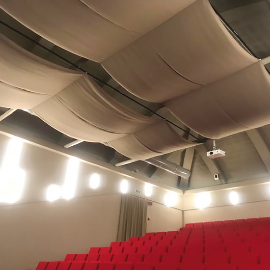 Snowsound Fiber 1 Color, detail van de ophanging van de akoestische stof aan het plafond in bioscoop