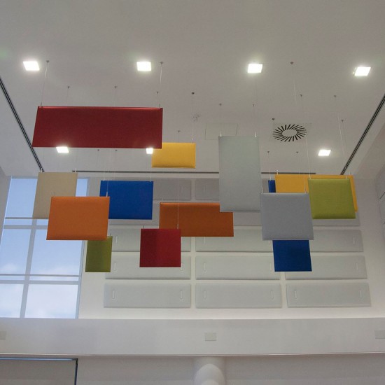 Snowsound Baffle, plafond en wand van een hoge ruimte voorzien van baffles in verschillende kleuren en afmetingen