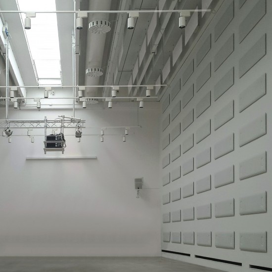 Snowsound Mitesco Wall, hoge ruimte met meerdere akoestische wandpanelen