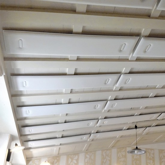 Snowsound Mitesco Wall, schuin oplopend plafond voorzien van witte akoestische panelen