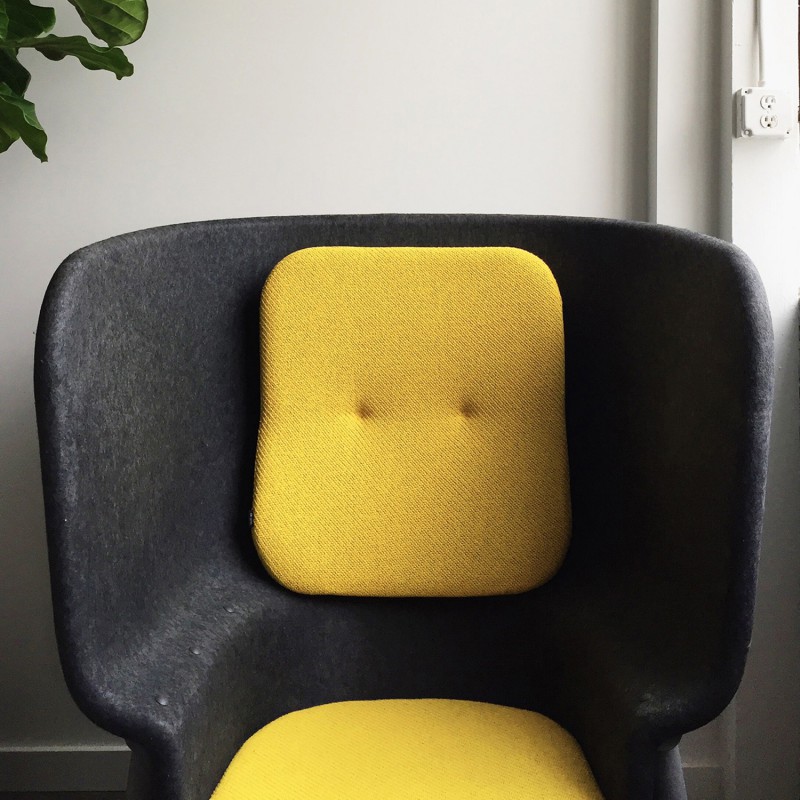 POD Privacy Chair, zwarte akoestische stoel met kussens in contrasterende kleur geel