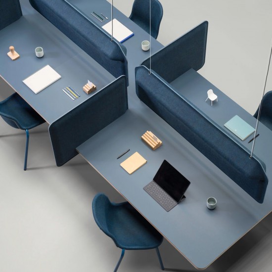 AK1 Workplace Divider, bovenaanzicht van gescheiden werkplekken door akoestische bureau scheidingswanden kleur blauw