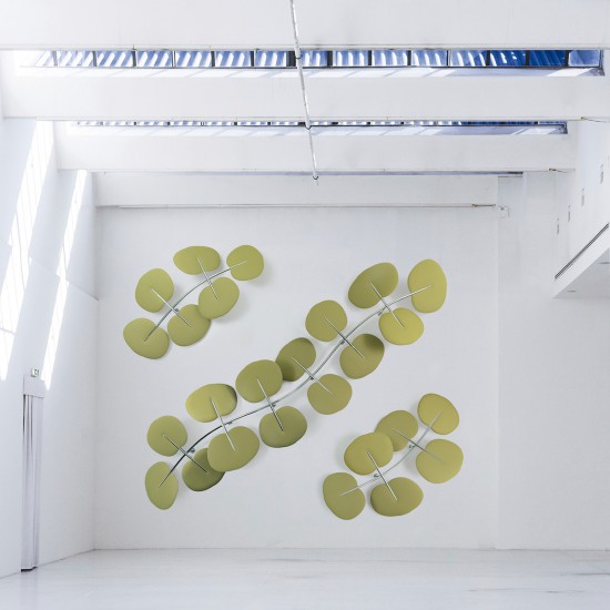 Snowsound Botanica Wall/Ceiling, drie akoestische objecten met verschillende aantallen 'bladeren' tegen een witte muur