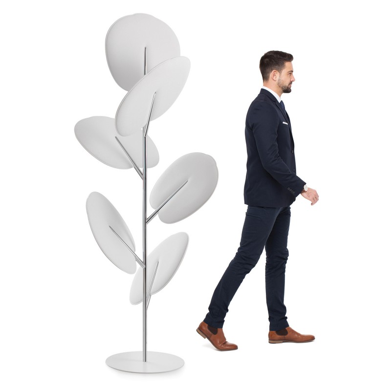 Snowsound Botanica Totem, vrijstaand akoestisch object met zes witte 'bladeren' vergeleken met lengte persoon
