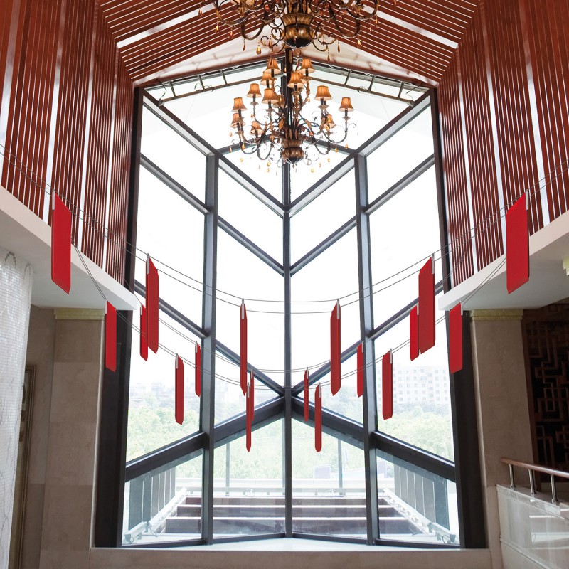 Snowsound Tra Baffles, akoestische plafondpanelen, toegepast in hoge ruimte kleur Rood