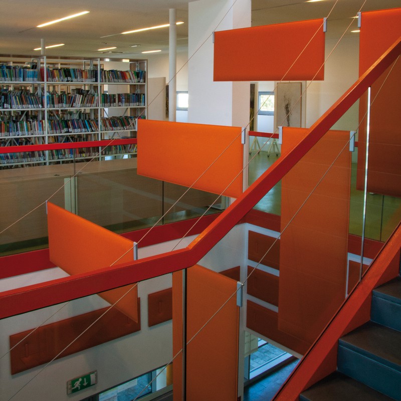Snowsound Tra Baffles, akoestische plafondpanelen, toegepast in bibliotheek kleur Oranje