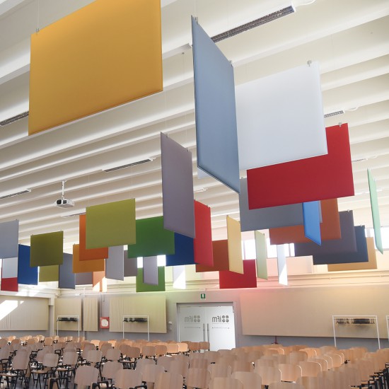 Snowsound Baffle Oversize, geluidsabsorberende panelen in diverse kleuren aan plafond in auditorium