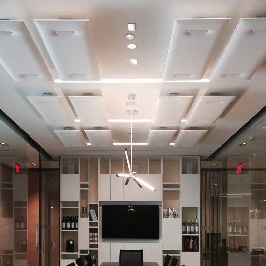 Snowsound Mitesco Ceiling, vergaderruimte met akoestische plafondpanelen in lichte kleur.