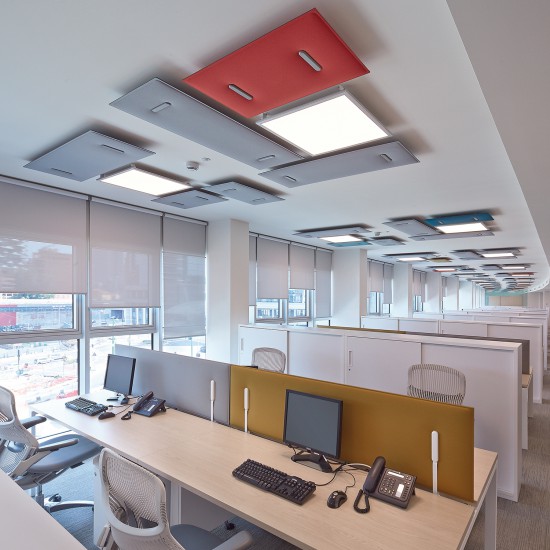 Snowsound Mitesco Ceiling, kantoortuin voorzien van akoestische plafondpanelen in verschillende afmetingen