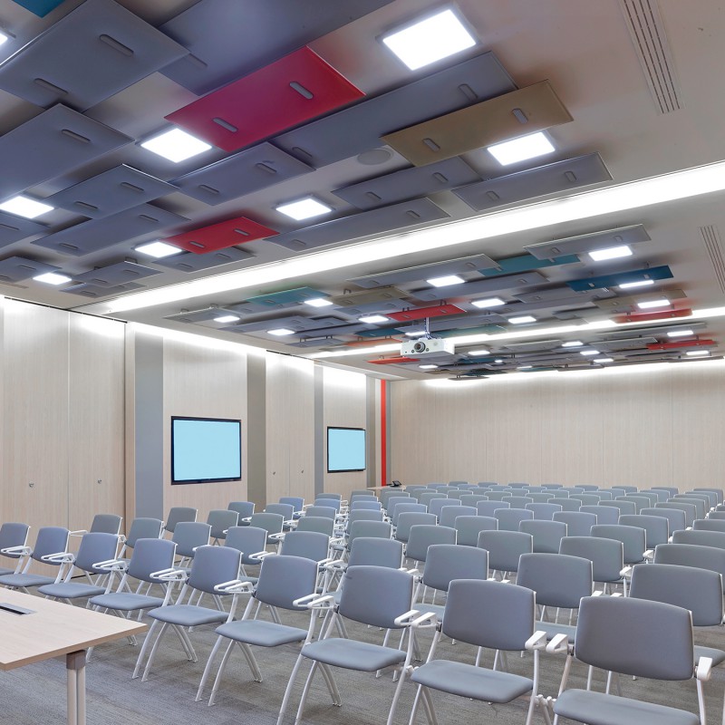 Snowsound Mitesco Ceiling, presentatieruimte met akoestische plafondpanelen op verschillende afstanden tot het plafond