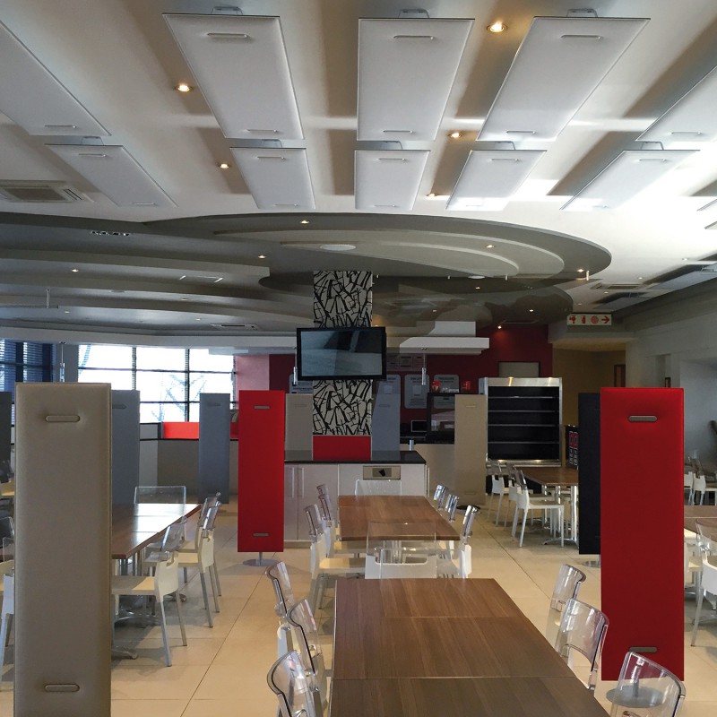 Snowsound Mitesco Ceiling, bedrijfsrestaurant met verbeterde akoestiek door geluidsabsorberende plafondpanelen