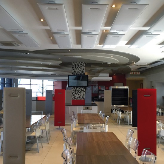Snowsound Mitesco Ceiling, bedrijfsrestaurant met verbeterde akoestiek door geluidsabsorberende plafondpanelen