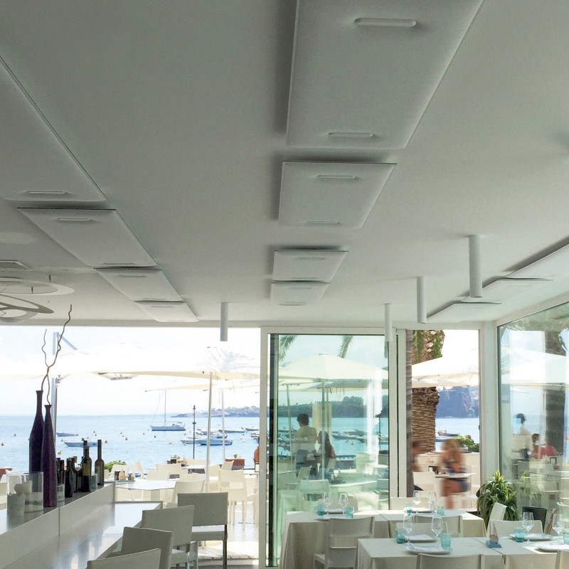 Snowsound Mitesco Ceiling, restaurant met akoestische plafondpanelen in lichte kleur