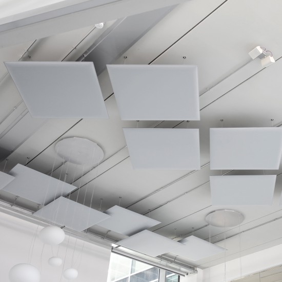 Snowsound Oversize Ceiling meerdere vierkante grootformaat akoestische panelen (wit) op verschillende hoogten gemonteerd