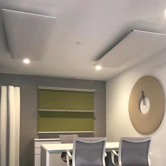 Snowsound Oversize Ceiling twee rechthoekige witte grootformaat akoestische plafondpanelen in een werkkamer