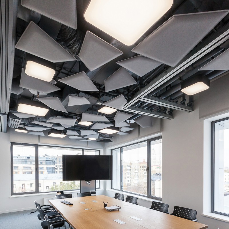 Snowsound Sofa, presentatieruimte met industrieel plafond voorzien van tweezijdige akoestische panelen
