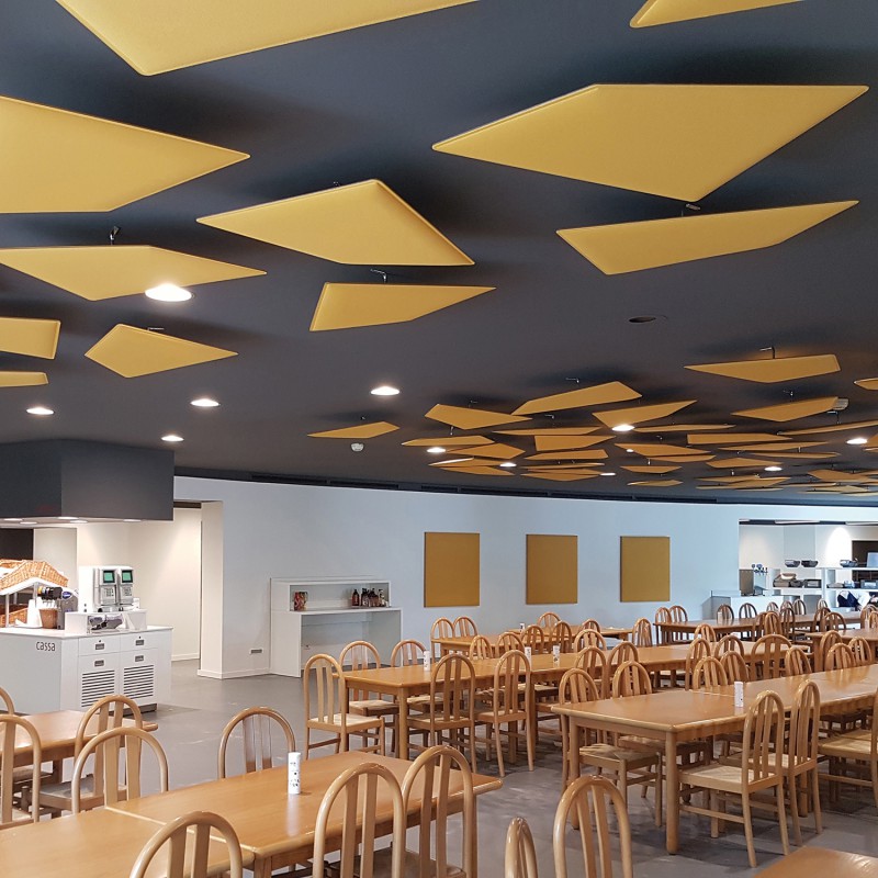 Snowsound Flap, Bedrijfsrestaurant met akoestische panelen aan het plafond gecombineerd met panelen tegen de wand in huisstijl