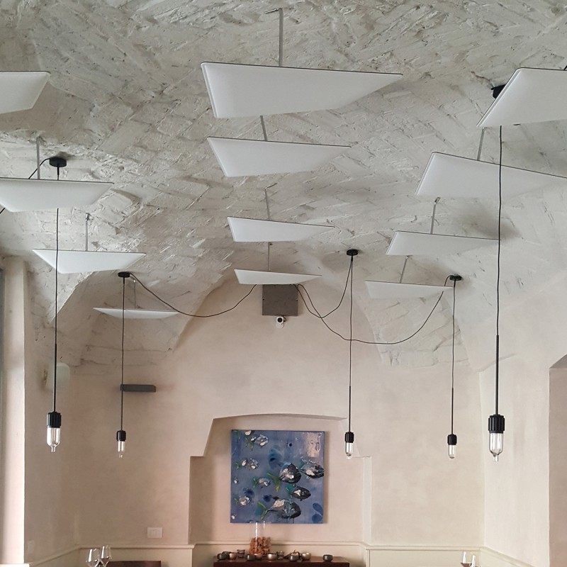 Snowsound Flap, Restaurant met gewelfd plafond voorzien van witte akoestische panelen