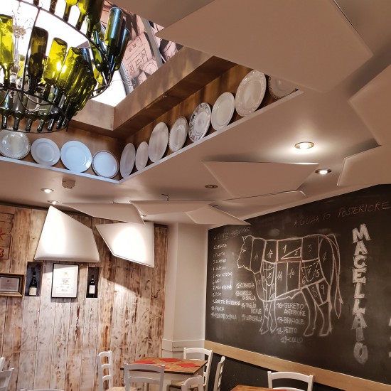 Snowsound Flap, Restaurant met witte akoestische panelen aan het verlaagde plafond