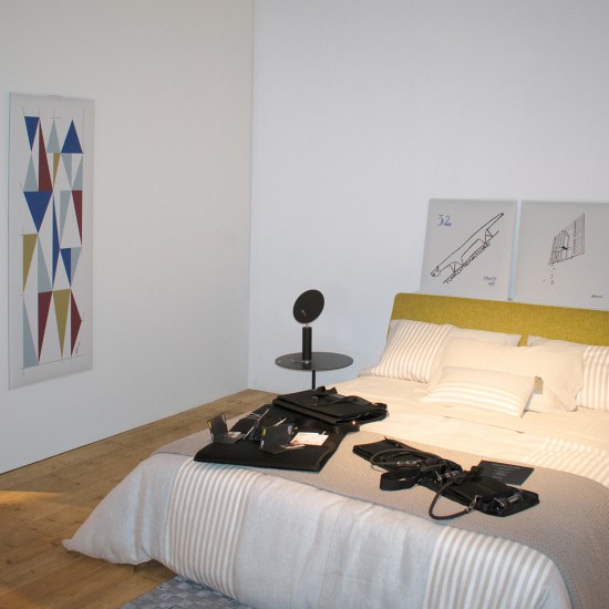 Snowsound Art, wit rechthoekig akoestisch wandpaneel met gekleurde reproductie en twee vierkante panelen in slaapkamer