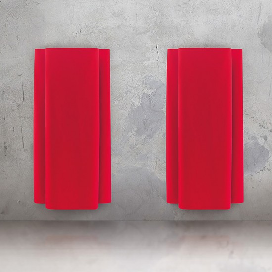 Snowsound Bemolle, twee rode akoestische objecten met een mooie golving en valling door de montage op een frame