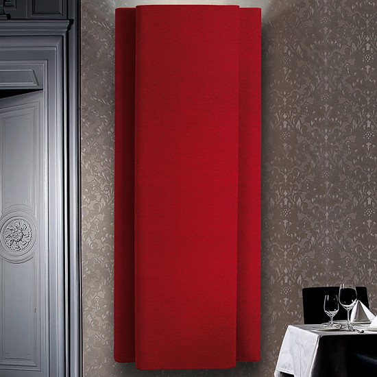Snowsound Bemolle, akoestisch object in de kleur rood gemonteerd tegen de wand in een restaurant