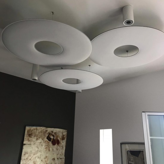 Snowsound Giotto Ceiling drie akoestische plafondeilanden in de kleur wit op verschillende hoogten aan het plafond gemonteerd