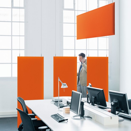Snowsound Baffle, vier oranje gekleurde akoestische panelen zowel staand als liggend opgehangen in een kantooromgeving