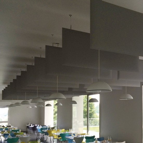 Snowsound Baffle , bedrijfsrestaurant voorzien van lichtgrijze akoestische plafondpanelen