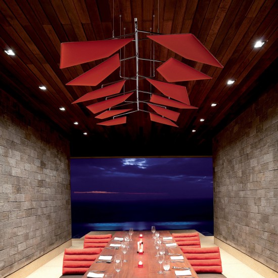 Snowsound Flap Ceiling, ruime vergaderzaal waarin de akoestiek is verbeterd door het toepassen van 12 rode plafondpanelen