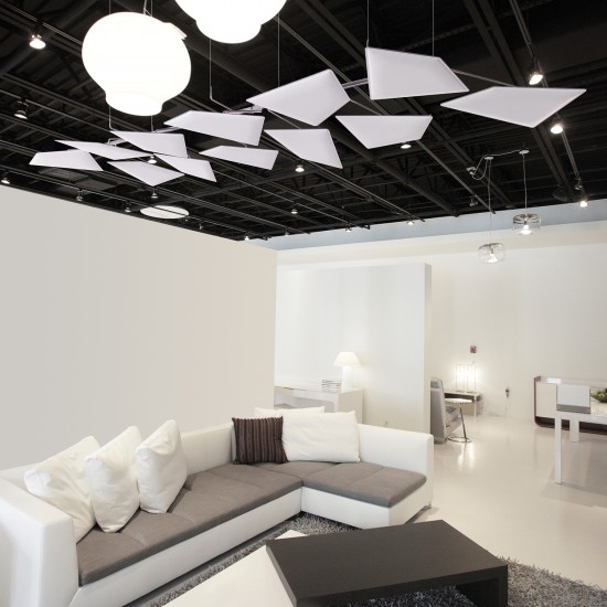 Snowsound Flap Ceiling, 12 witte tweezijdige akoestische panelen aan staalkabels opgehangen aan een zwart plafond