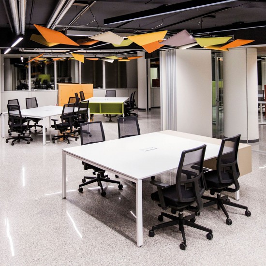 Snowsound Flap Ceiling, open kantoorruimte voorzien van meerdere frames met akoestische panelen in verschillende kleuren