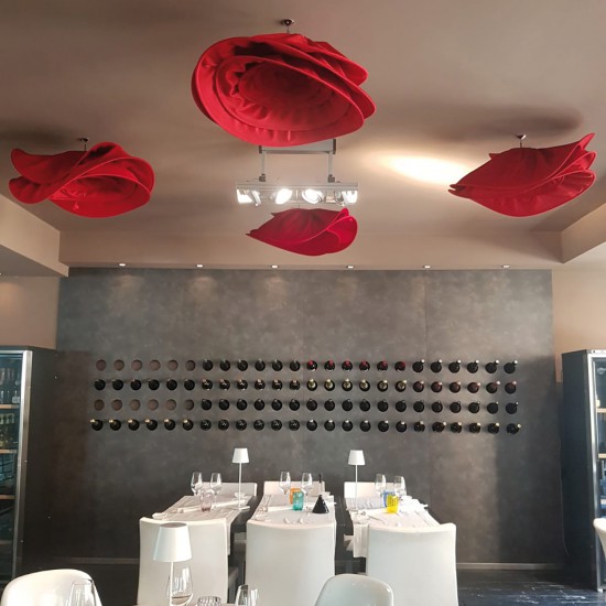 Snowsound Si Sboccia Ceiling, restaurant voorzien van vier akoestische objecten in de kleur rood en de vorm van een roos