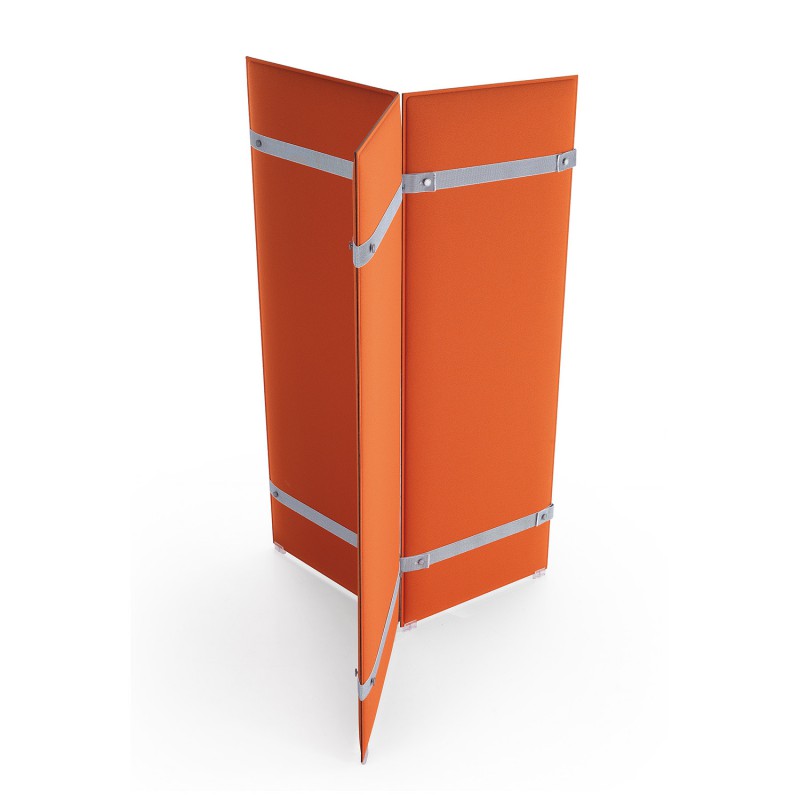 Snowsound Pli, drie oranjegekleurde akoestische panelen gekoppeld met elastische banden voor vrijstaande plaatsing
