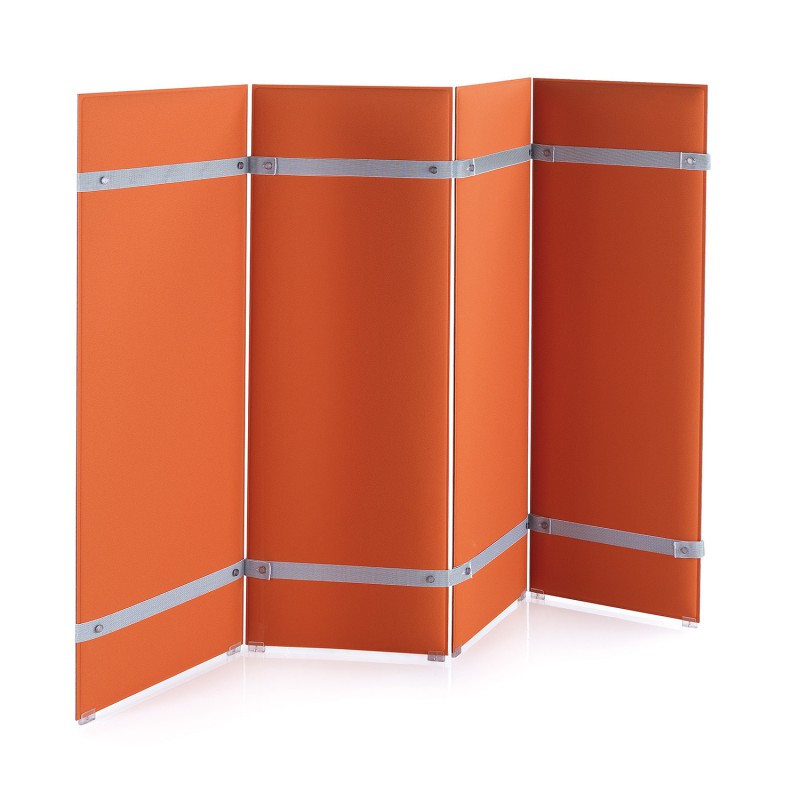 Snowsound Pli, vier oranje gekleurde gekoppelde akoestische panelen vrijstaand geplaatst