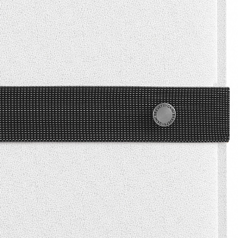 Snowsound Pli, detail van een zwart gekleurde elastische band voor het koppelen van de akoestische schermen