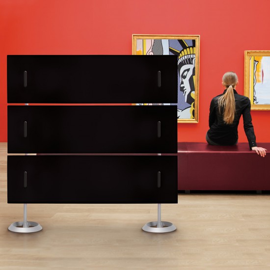 Snowsound Mitesco Divider, drie zwarte akoestische panelen op twee staanders geplaatst in een museum