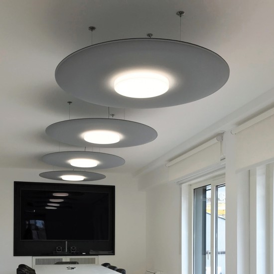 Snowsound Giotto Lux, vier ronde  akoestische plafondeilanden voorzien van LED-verlichting in vergaderruimte