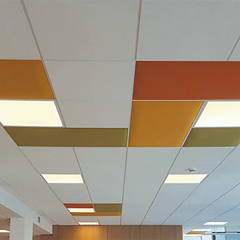 Snowsound In paneel, rechthoekige akoestische plafondplaten in op elkaar afgestemde kleuren toegepast in systeemplafond