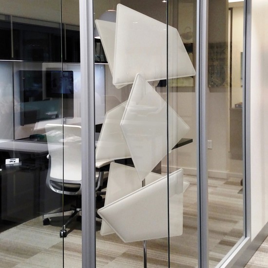Snowsound Flap Totem, zes witte akoestische panelen op een staander in een kantoor
