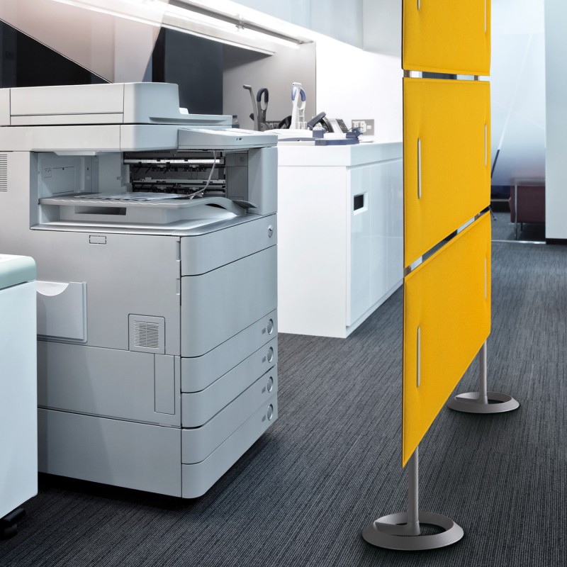 Snowsound Mitesco Divider, printer en pantry gescheiden van de werkruimte met akoestische panelen op staanders